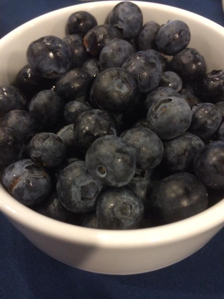 A bowl of delicious blueberries