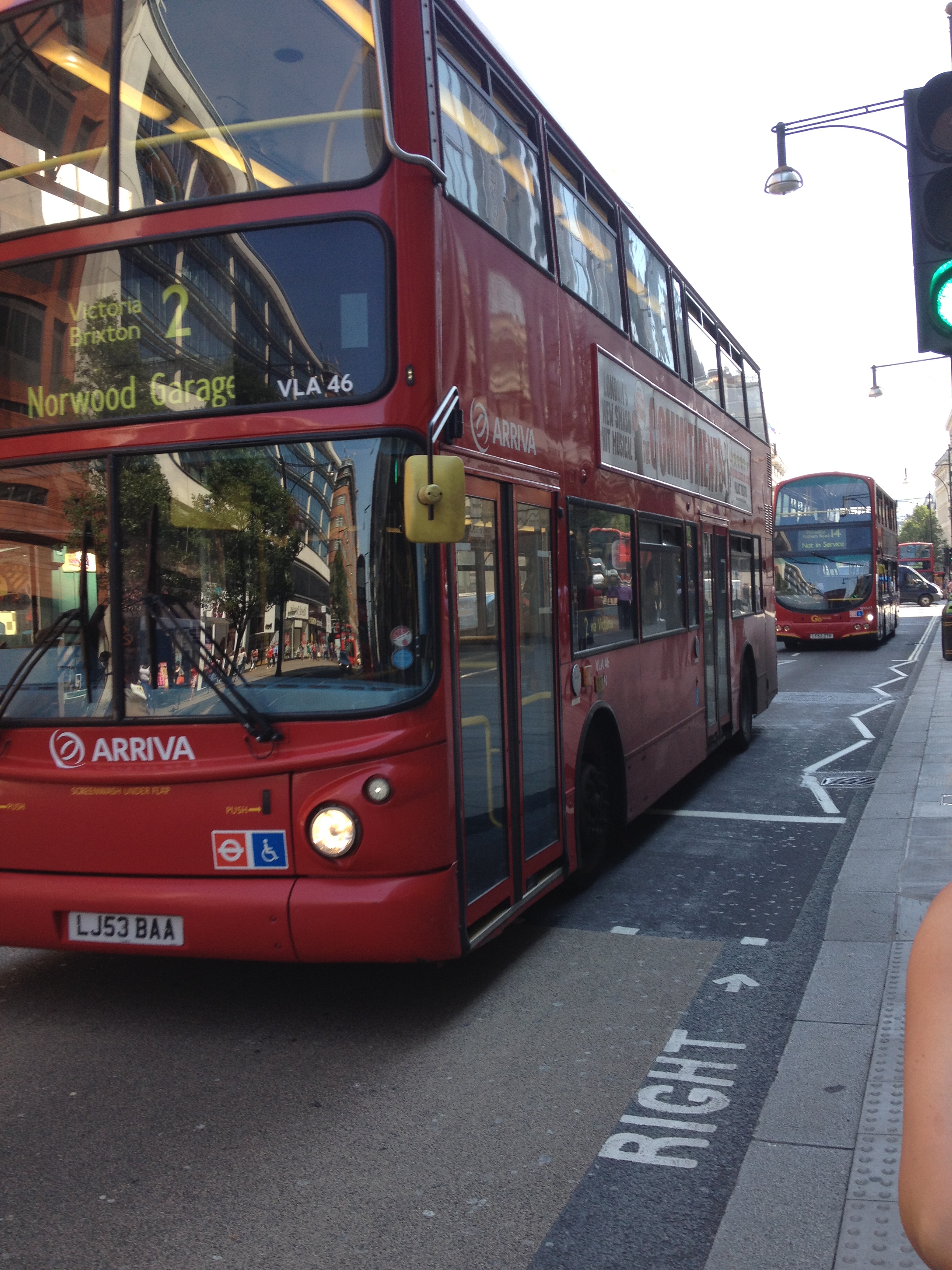 LONDON IN RED צבע אדום בלונדון by Shuli Sapir-Nevo Photo and Motto - Ourboox.com