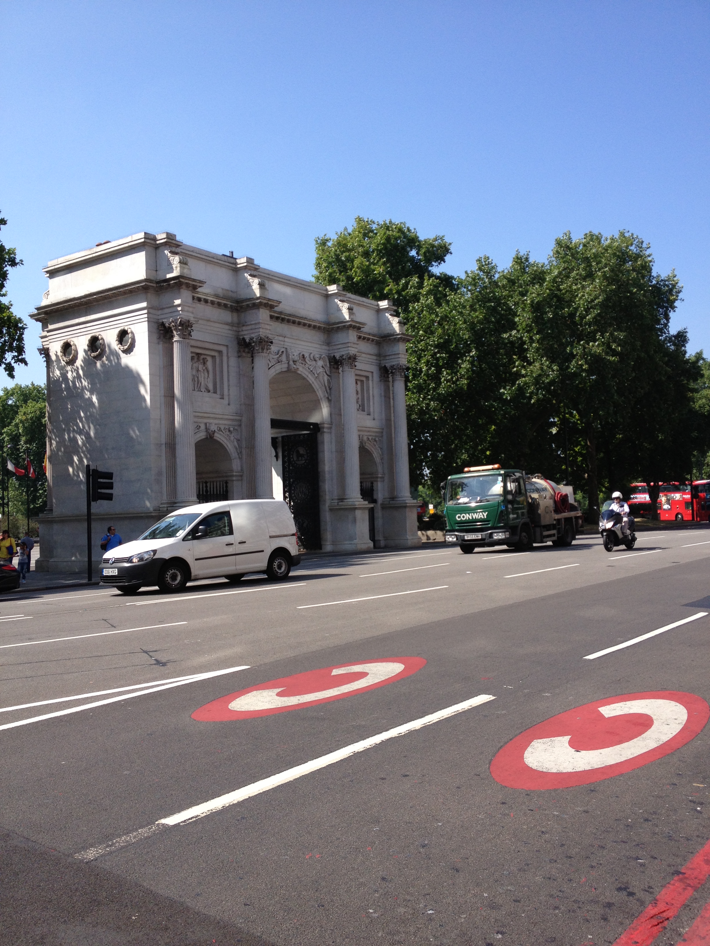 LONDON IN RED צבע אדום בלונדון by Shuli Sapir-Nevo Photo and Motto - Ourboox.com