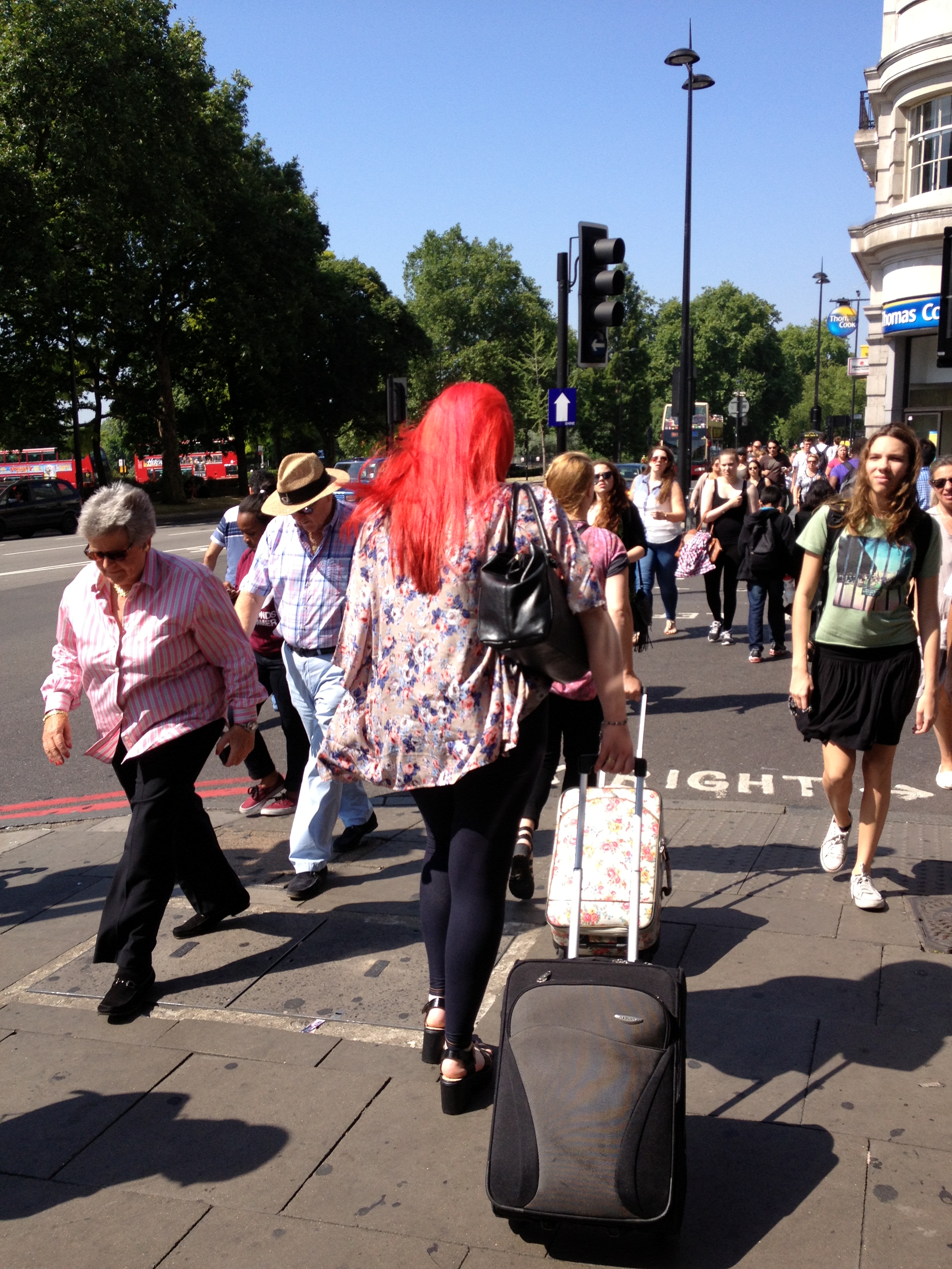 LONDON IN RED צבע אדום בלונדון by Shuli Sapir-Nevo Photo and Motto - Ourboox.com