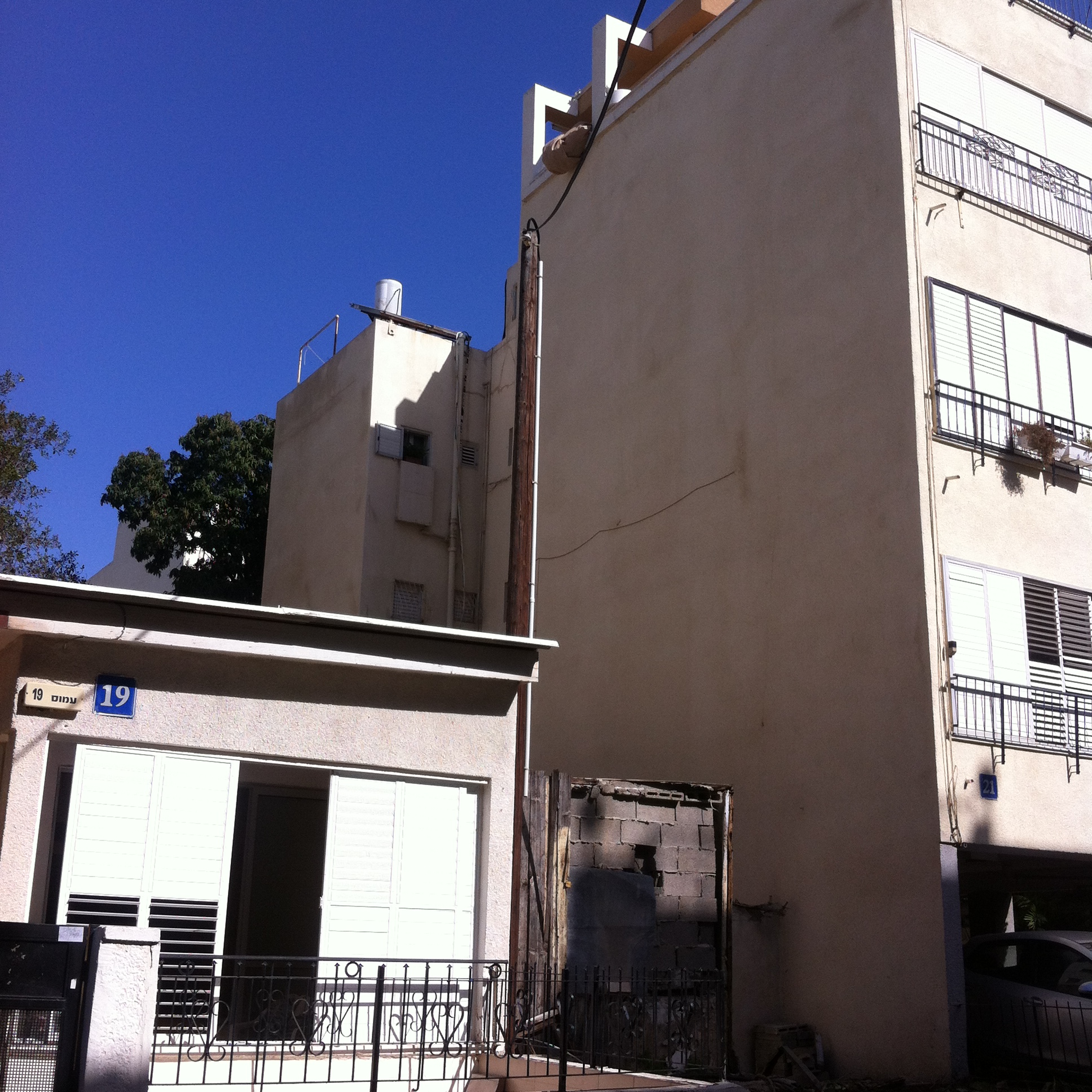 Two Little Houses by Mel Rosenberg - מל רוזנברג - Ourboox.com