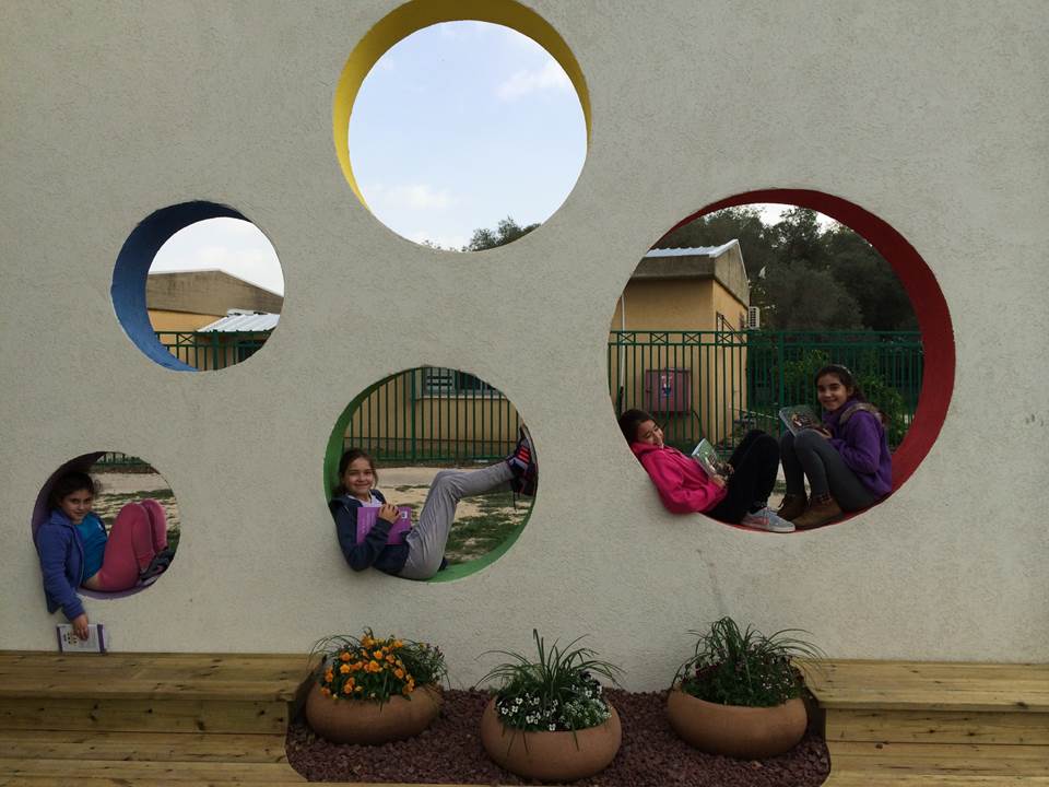 הספריה כפלטפורמה ליצירה – עבודת תלמידי “גוונים” ביצירה מגישות חמדה בן צבי ולאה הלר by leaheller - Ourboox.com