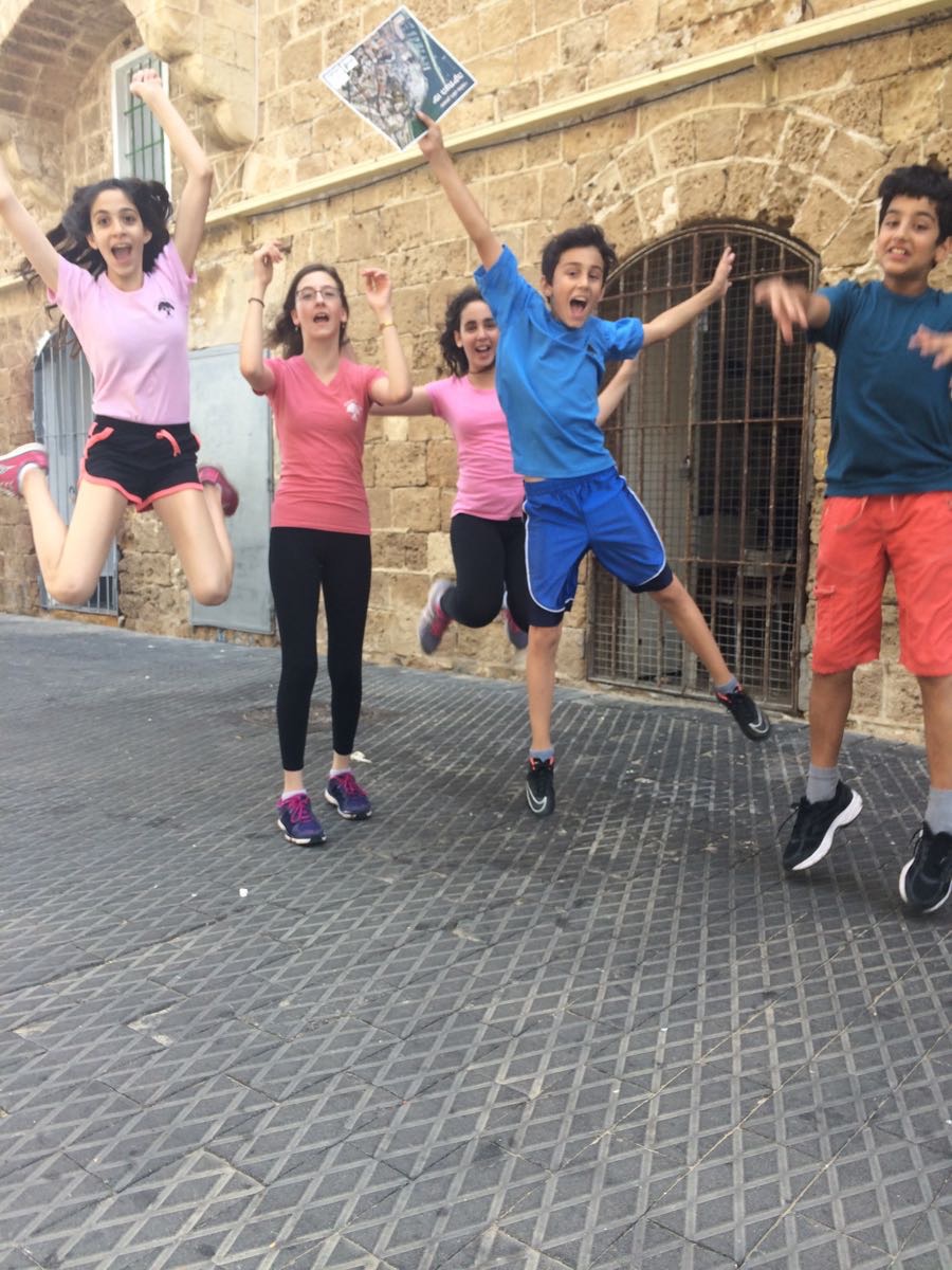 ילדי בית ספר שיזף במשחק ניווט סלולרי ביפו העתיקה by אילן  - Ourboox.com