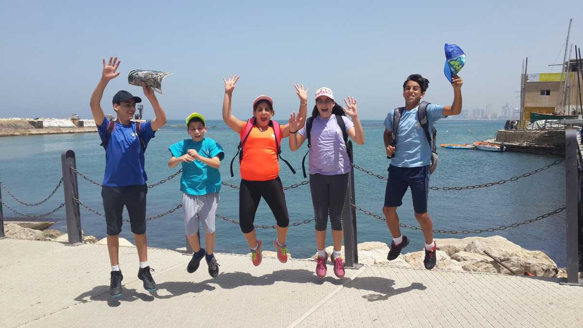 ילדי בית ספר שיזף במשחק ניווט סלולרי ביפו העתיקה by אילן  - Ourboox.com