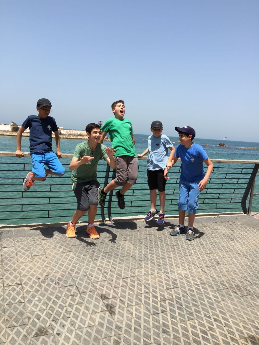 ילדי בית ספר שיזף במשחק ניווט סלולרי ביפו העתיקה by אילן  - Ourboox.com