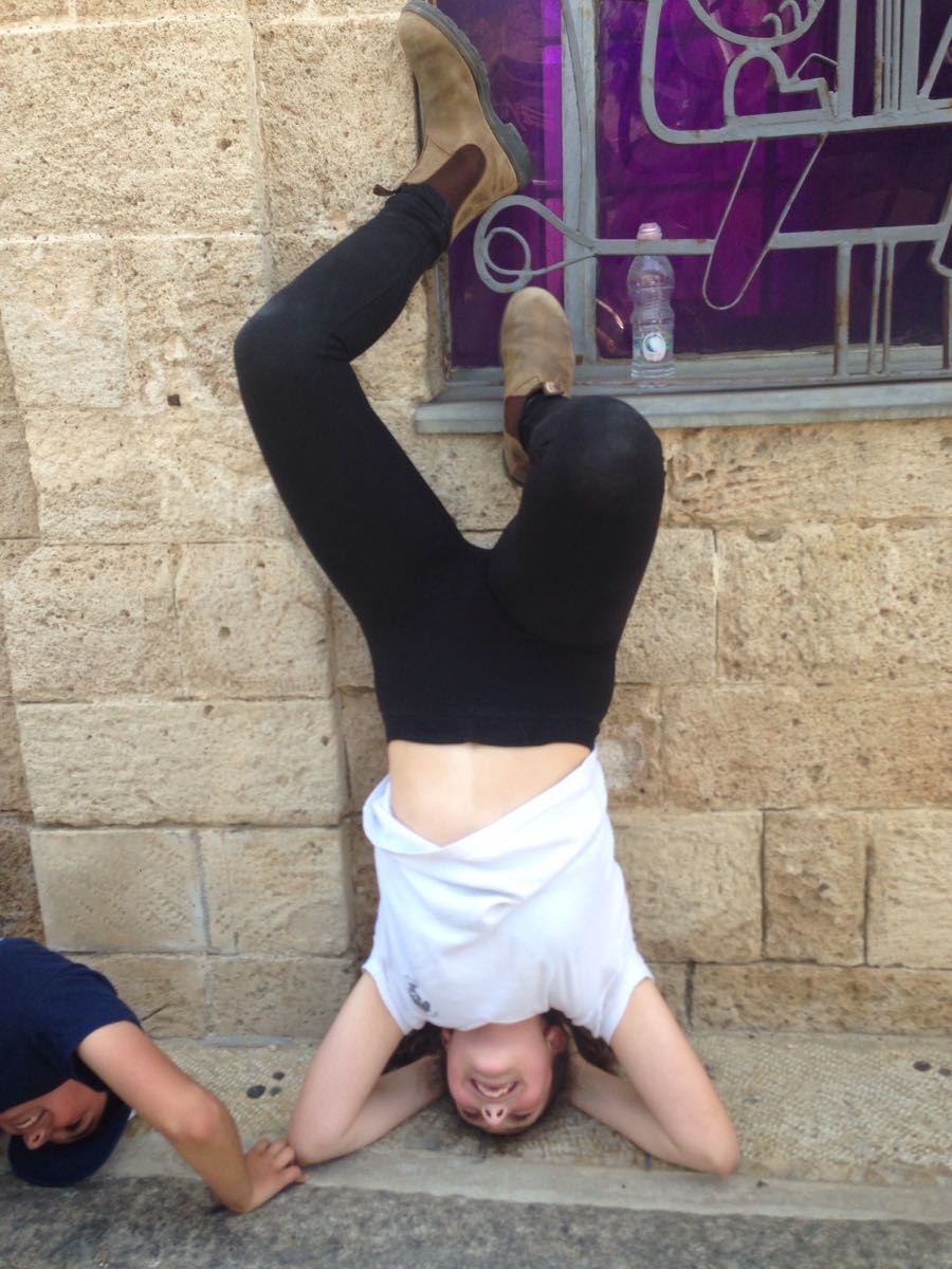 ילדי בית ספר שיזף במשחק ניווט סלולרי ביפו העתיקה by אילן  - Ourboox.com