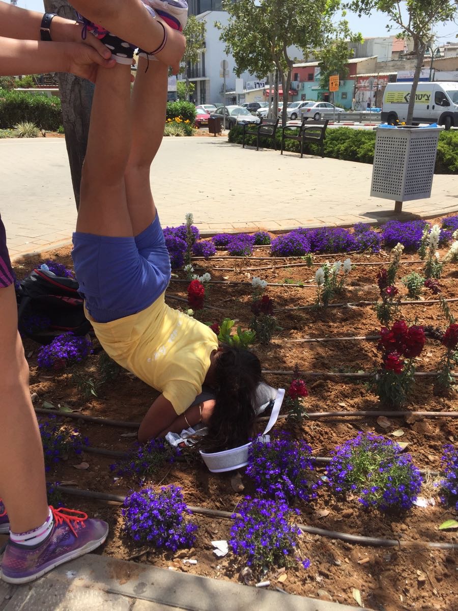 ילדי בית ספר שיזף במשחק ניווט סלולרי ביפו העתיקה by אילן  - Ourboox.com