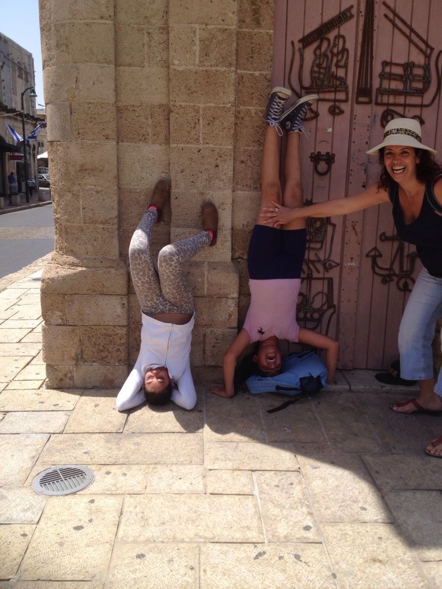 ילדי בית ספר שיזף במשחק ניווט סלולרי ביפו העתיקה by אילן  - Ourboox.com