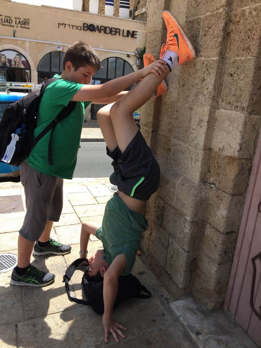 ילדי בית ספר שיזף במשחק ניווט סלולרי ביפו העתיקה by אילן  - Ourboox.com