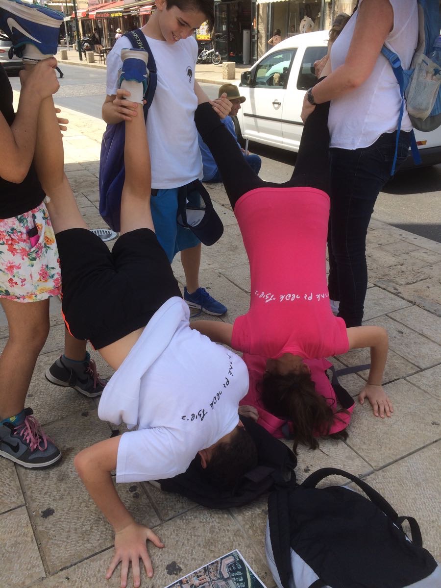 ילדי בית ספר שיזף במשחק ניווט סלולרי ביפו העתיקה by אילן  - Ourboox.com