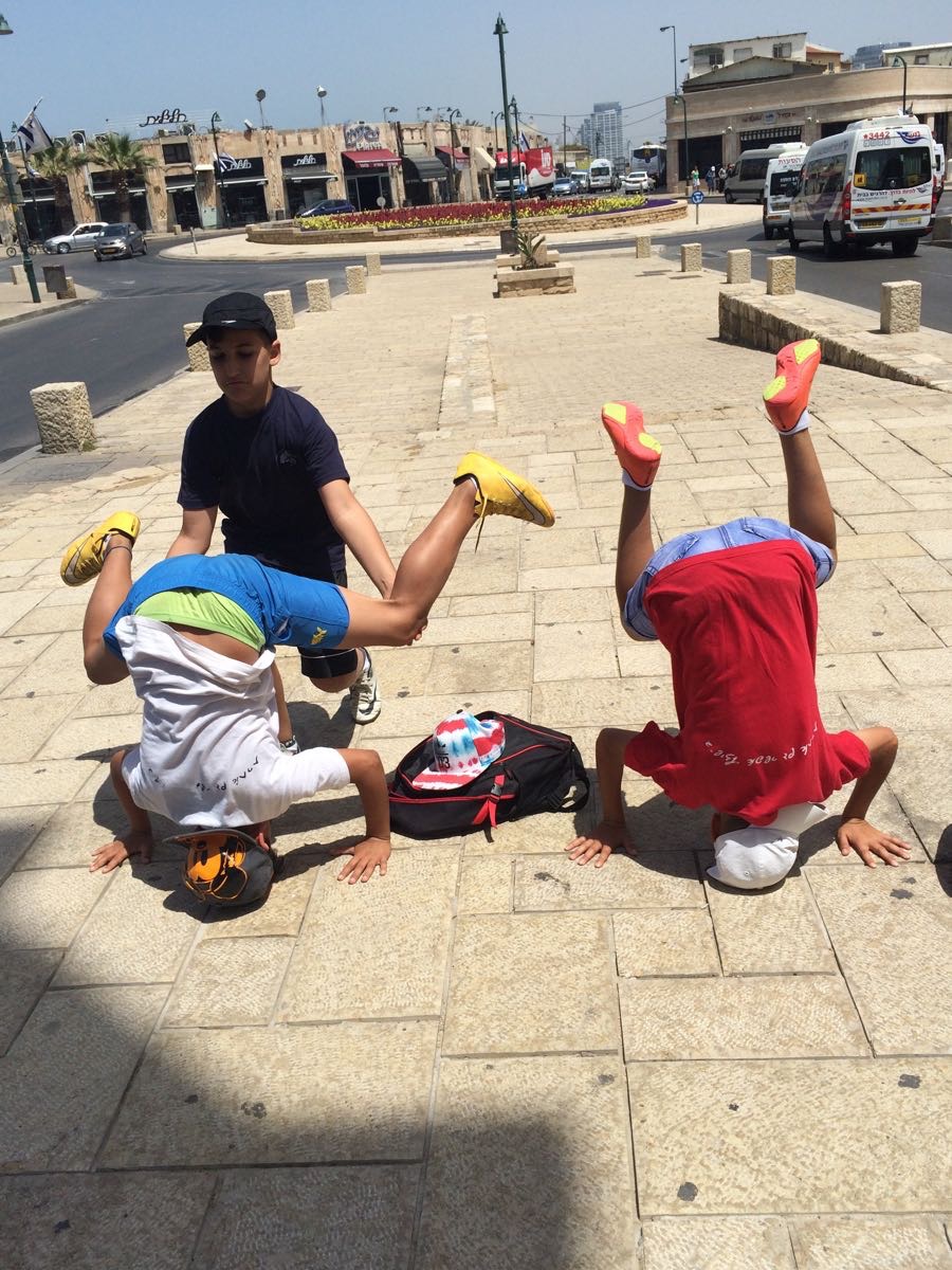 ילדי בית ספר שיזף במשחק ניווט סלולרי ביפו העתיקה by אילן  - Ourboox.com