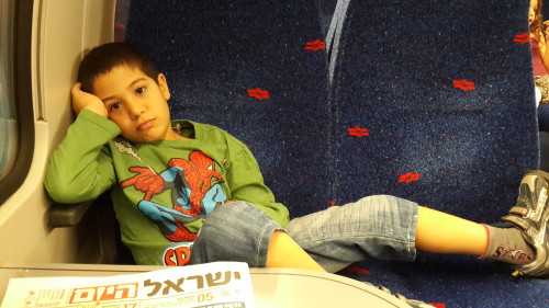 המשפחה והחברים שלי by OMRI - Ourboox.com