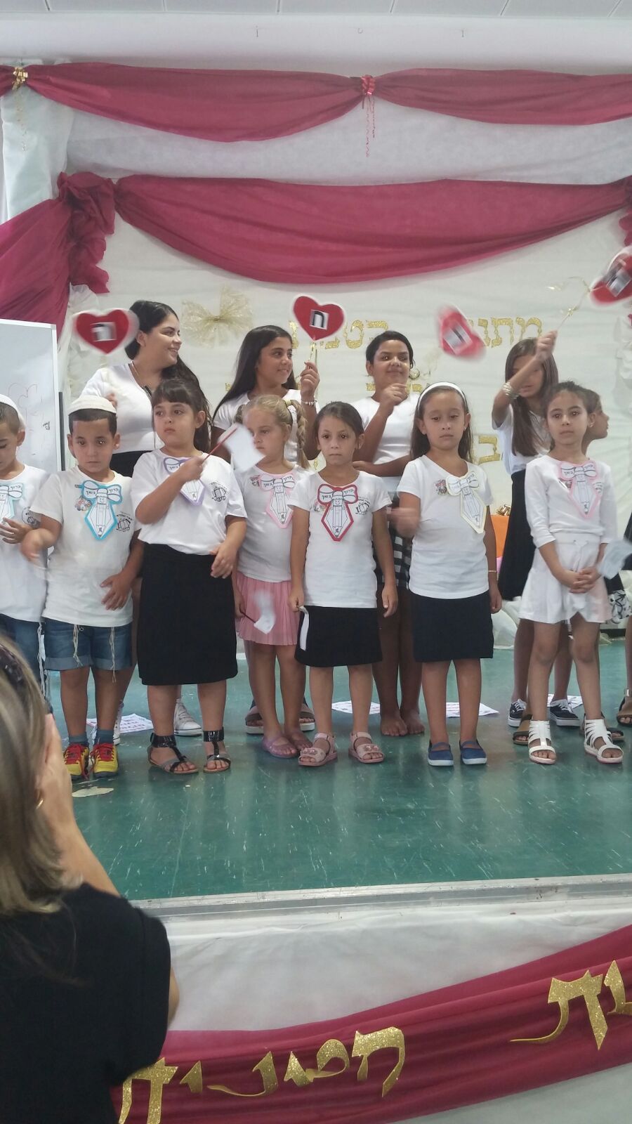 עוד שנה כאן מתחילה…לה להלה לה by shasha va - Illustrated by שרון וקנין - Ourboox.com