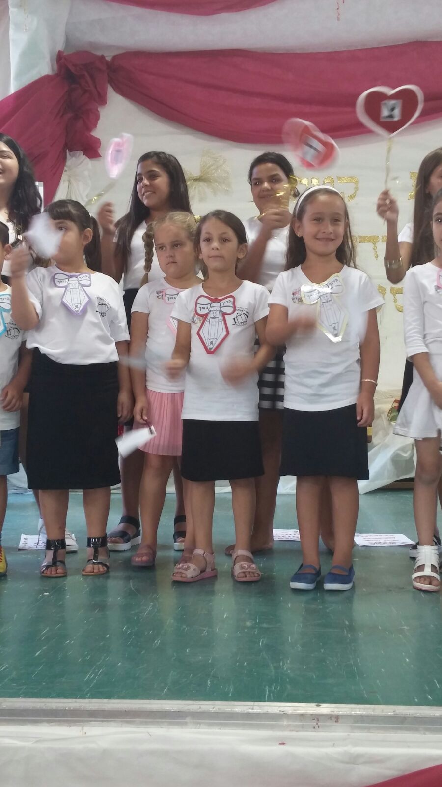 עוד שנה כאן מתחילה…לה להלה לה by shasha va - Illustrated by שרון וקנין - Ourboox.com