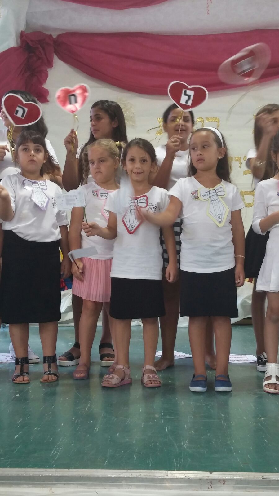 עוד שנה כאן מתחילה…לה להלה לה by shasha va - Illustrated by שרון וקנין - Ourboox.com