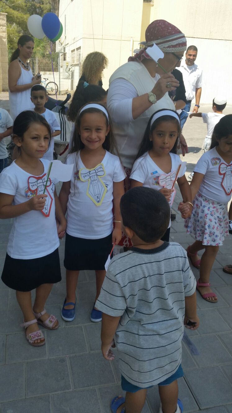 עוד שנה כאן מתחילה…לה להלה לה by shasha va - Illustrated by שרון וקנין - Ourboox.com