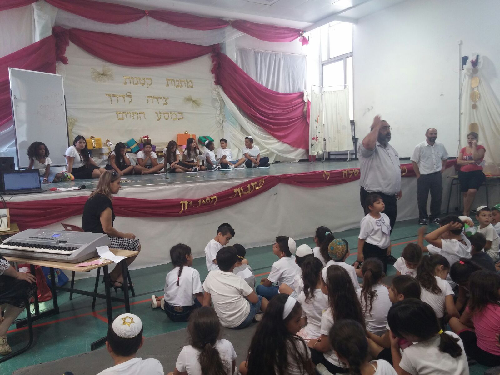 עוד שנה כאן מתחילה…לה להלה לה by shasha va - Illustrated by שרון וקנין - Ourboox.com