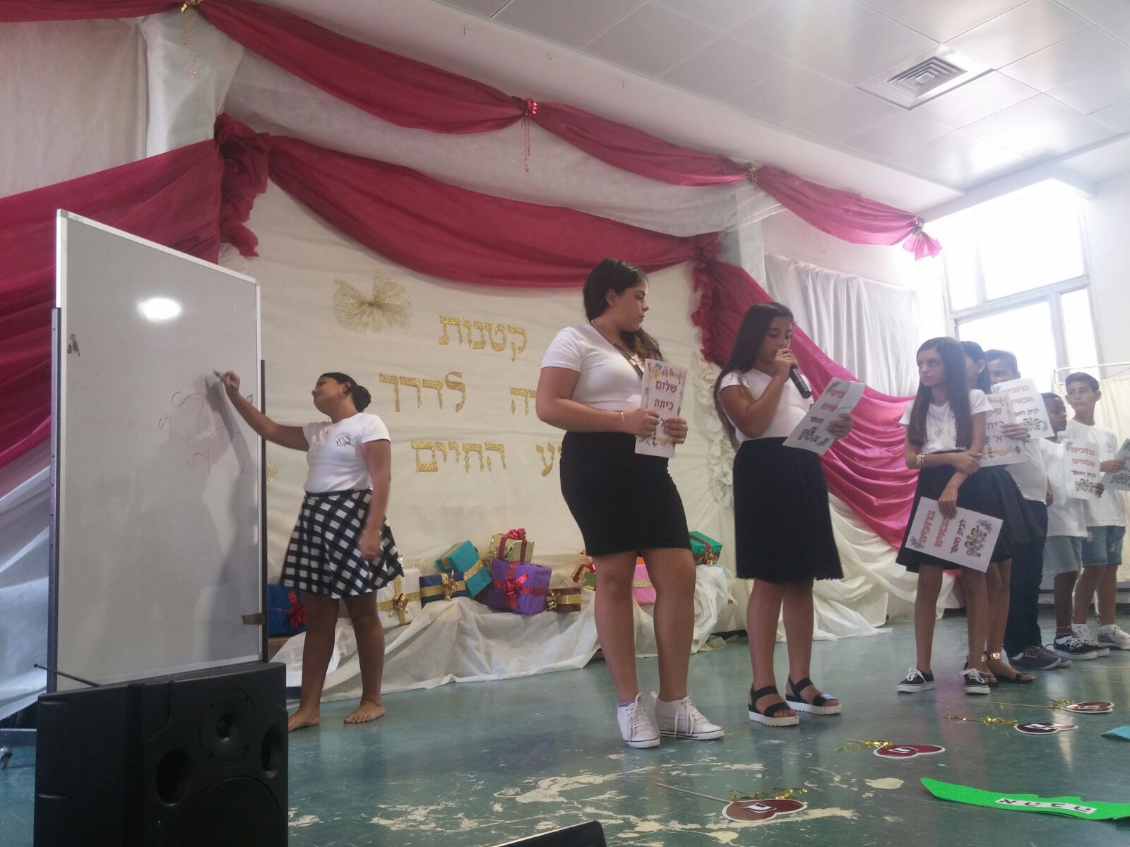 עוד שנה כאן מתחילה…לה להלה לה by shasha va - Illustrated by שרון וקנין - Ourboox.com