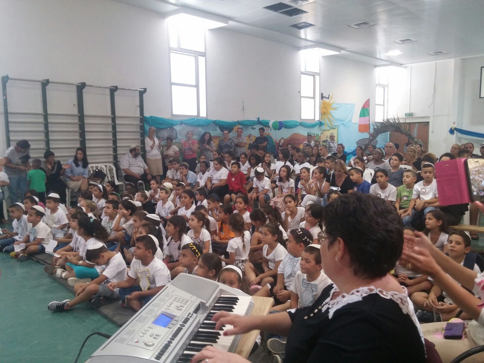 עוד שנה כאן מתחילה…לה להלה לה by shasha va - Illustrated by שרון וקנין - Ourboox.com