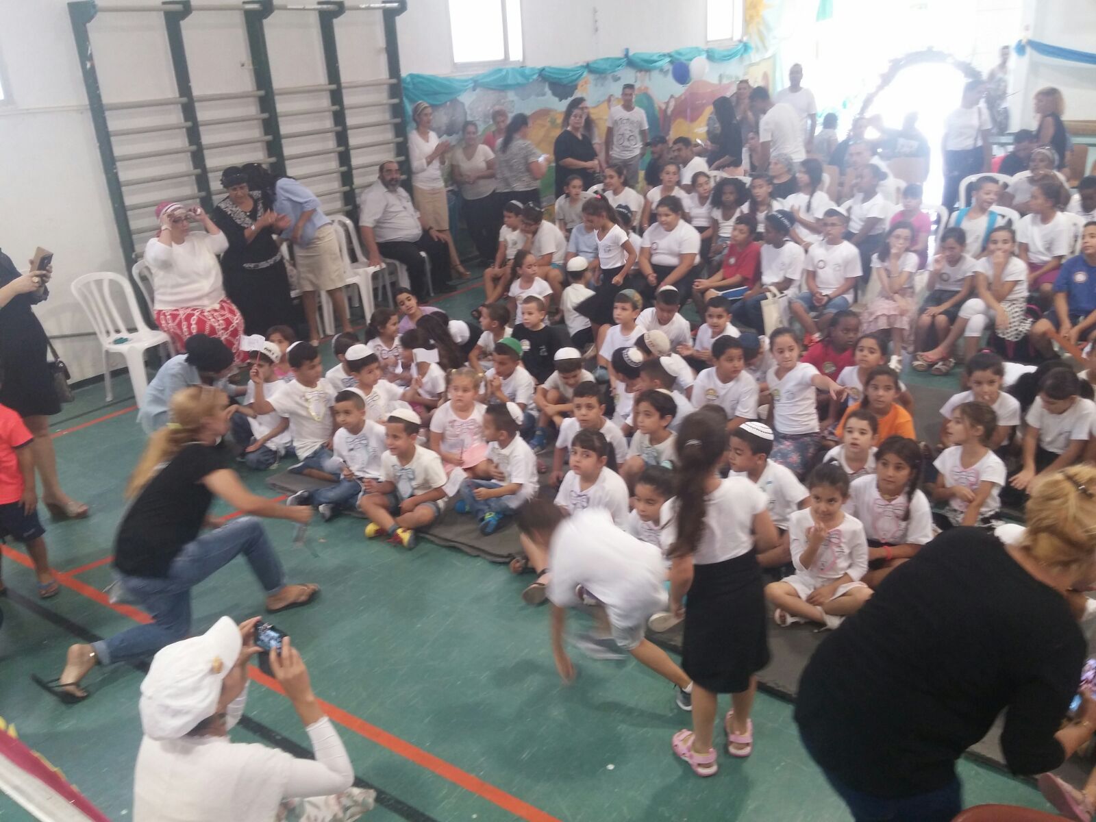 עוד שנה כאן מתחילה…לה להלה לה by shasha va - Illustrated by שרון וקנין - Ourboox.com