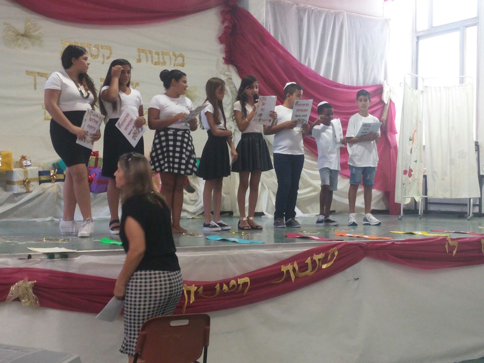 עוד שנה כאן מתחילה…לה להלה לה by shasha va - Illustrated by שרון וקנין - Ourboox.com