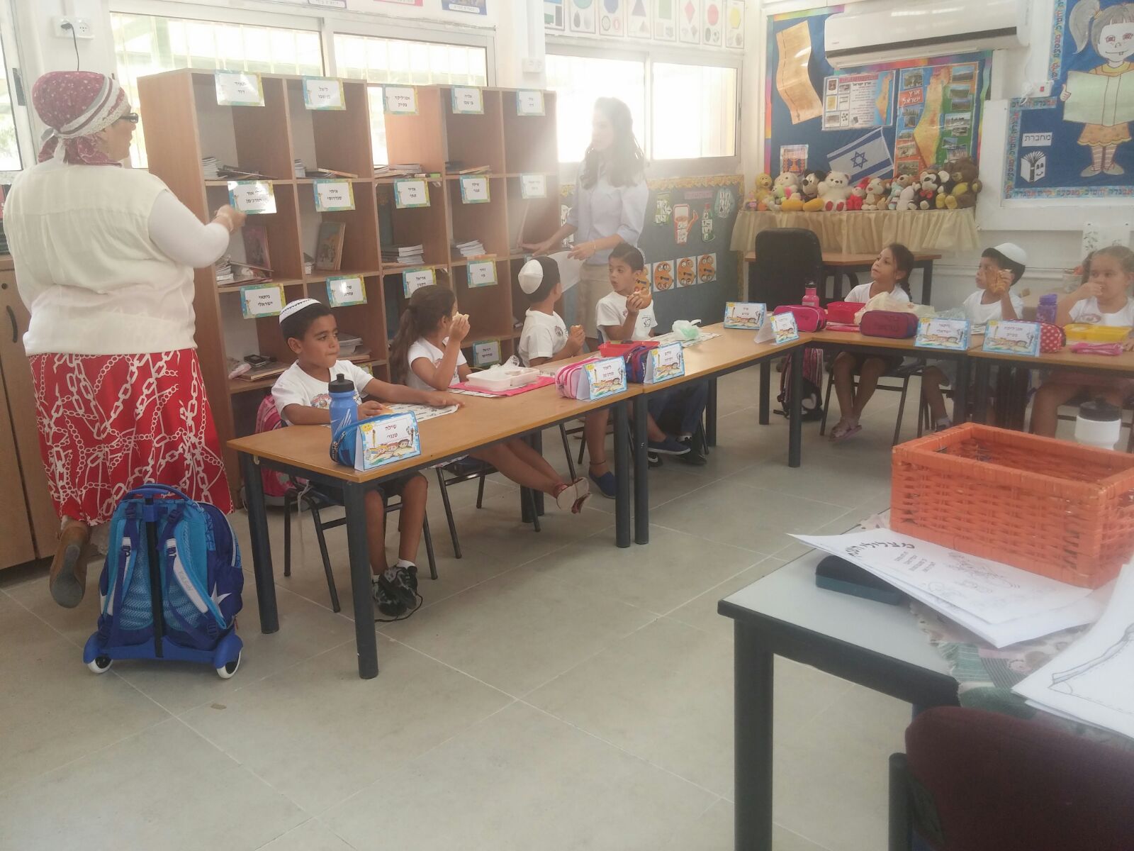 עוד שנה כאן מתחילה…לה להלה לה by shasha va - Illustrated by שרון וקנין - Ourboox.com