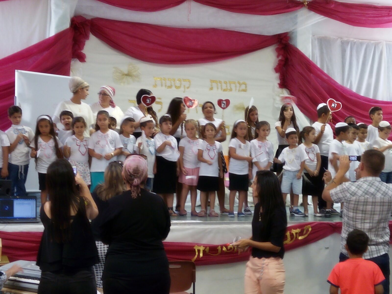 עוד שנה כאן מתחילה…לה להלה לה by shasha va - Illustrated by שרון וקנין - Ourboox.com