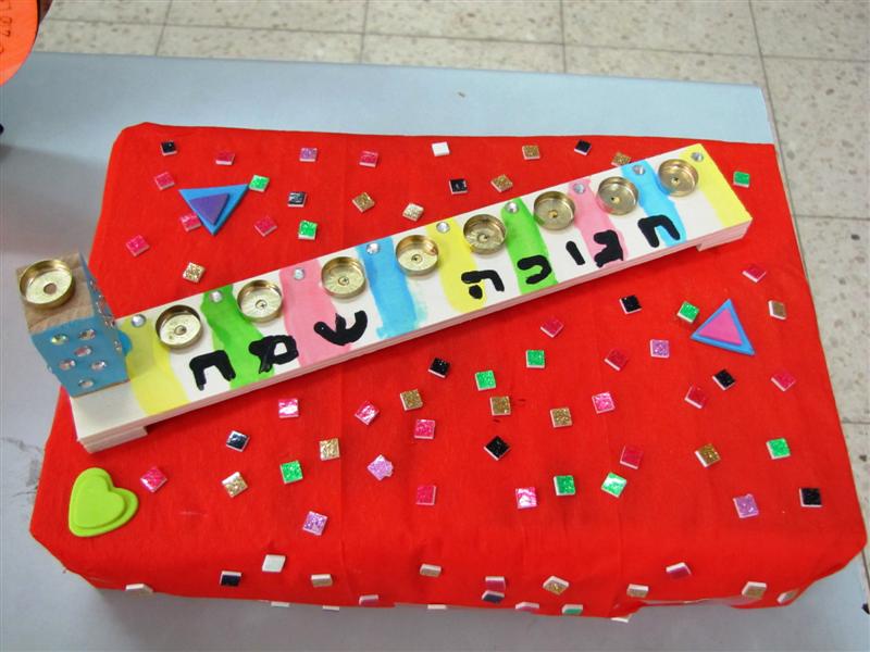 תלמידי בית ספר שיזף אור יהודה מעצבים חנוכיות, נרות, סביבונים וכדים בהלימה לערכים by אילן - Ourboox.com