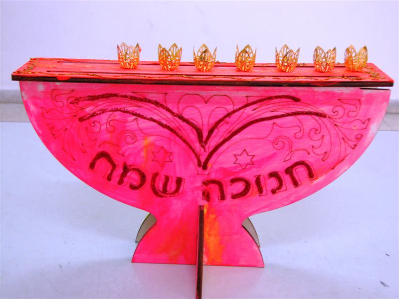 תלמידי בית ספר שיזף אור יהודה מעצבים חנוכיות, נרות, סביבונים וכדים בהלימה לערכים by אילן - Ourboox.com