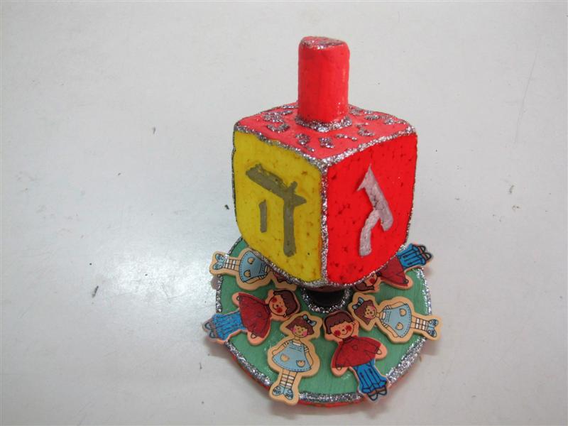 תלמידי בית ספר שיזף אור יהודה מעצבים חנוכיות, נרות, סביבונים וכדים בהלימה לערכים by אילן - Ourboox.com