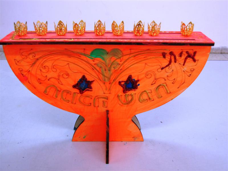 תלמידי בית ספר שיזף אור יהודה מעצבים חנוכיות, נרות, סביבונים וכדים בהלימה לערכים by אילן - Ourboox.com