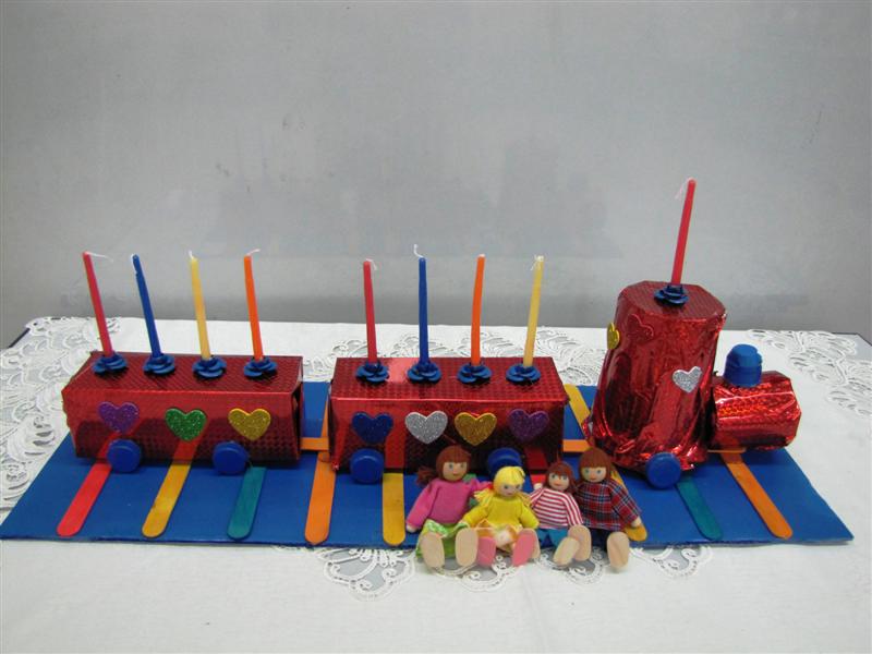 תלמידי בית ספר שיזף אור יהודה מעצבים חנוכיות, נרות, סביבונים וכדים בהלימה לערכים by אילן - Ourboox.com