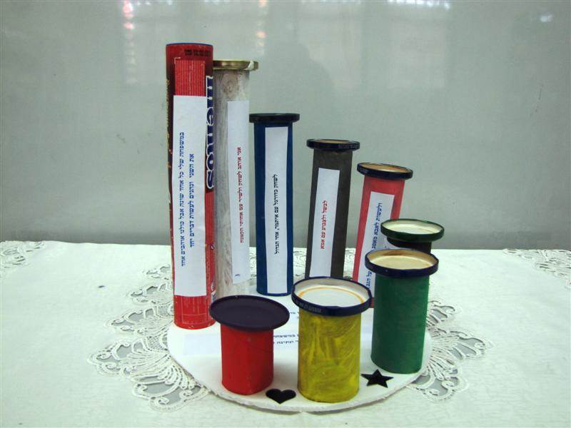 תלמידי בית ספר שיזף אור יהודה מעצבים חנוכיות, נרות, סביבונים וכדים בהלימה לערכים by אילן - Ourboox.com