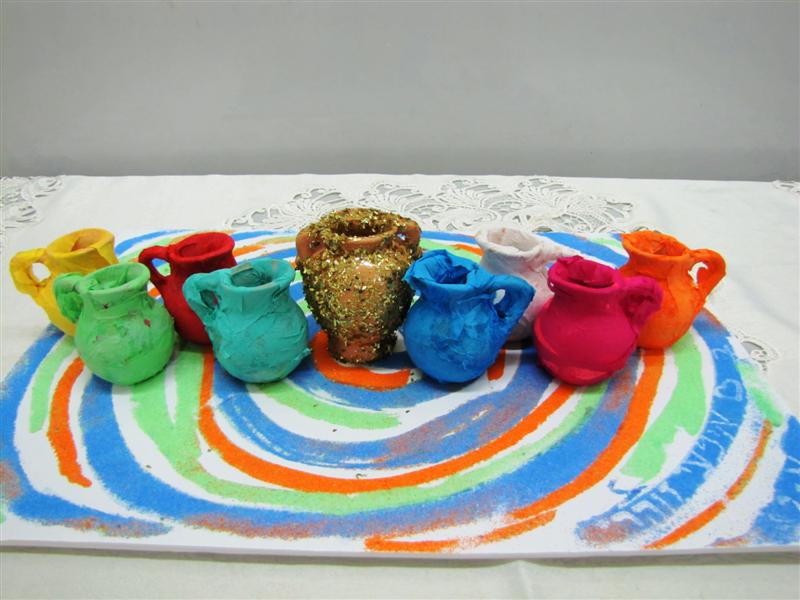 תלמידי בית ספר שיזף אור יהודה מעצבים חנוכיות, נרות, סביבונים וכדים בהלימה לערכים by אילן - Ourboox.com