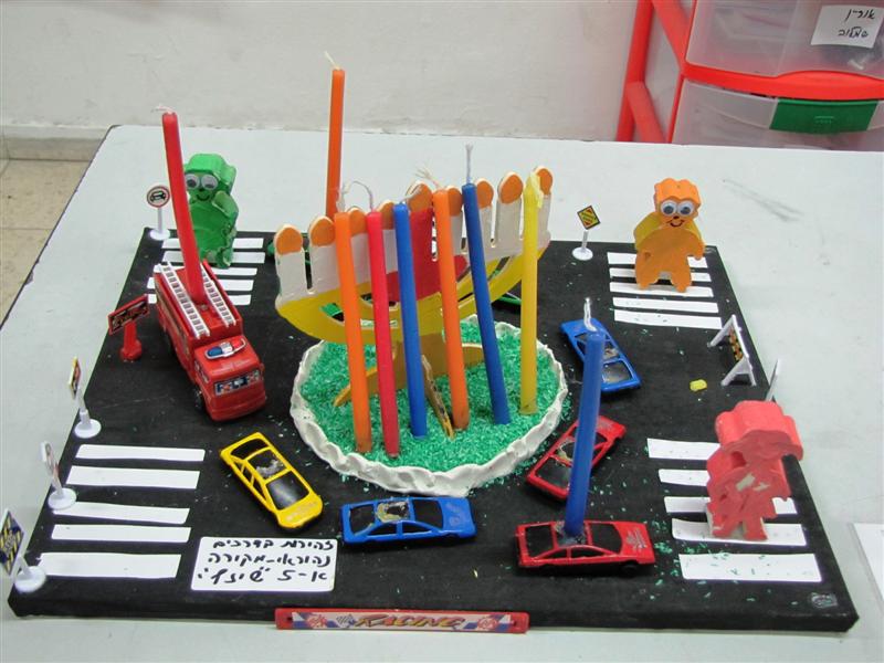 תלמידי בית ספר שיזף אור יהודה מעצבים חנוכיות, נרות, סביבונים וכדים בהלימה לערכים by אילן - Ourboox.com