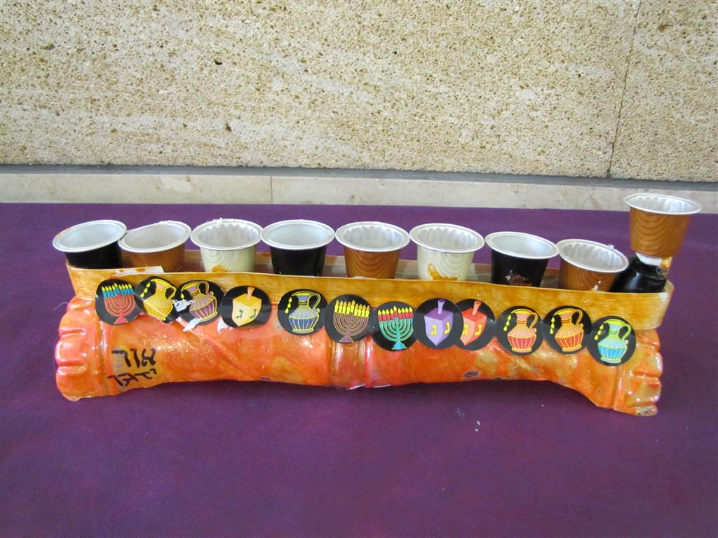 תלמידי בית ספר שיזף אור יהודה מעצבים חנוכיות, נרות, סביבונים וכדים בהלימה לערכים by אילן - Ourboox.com