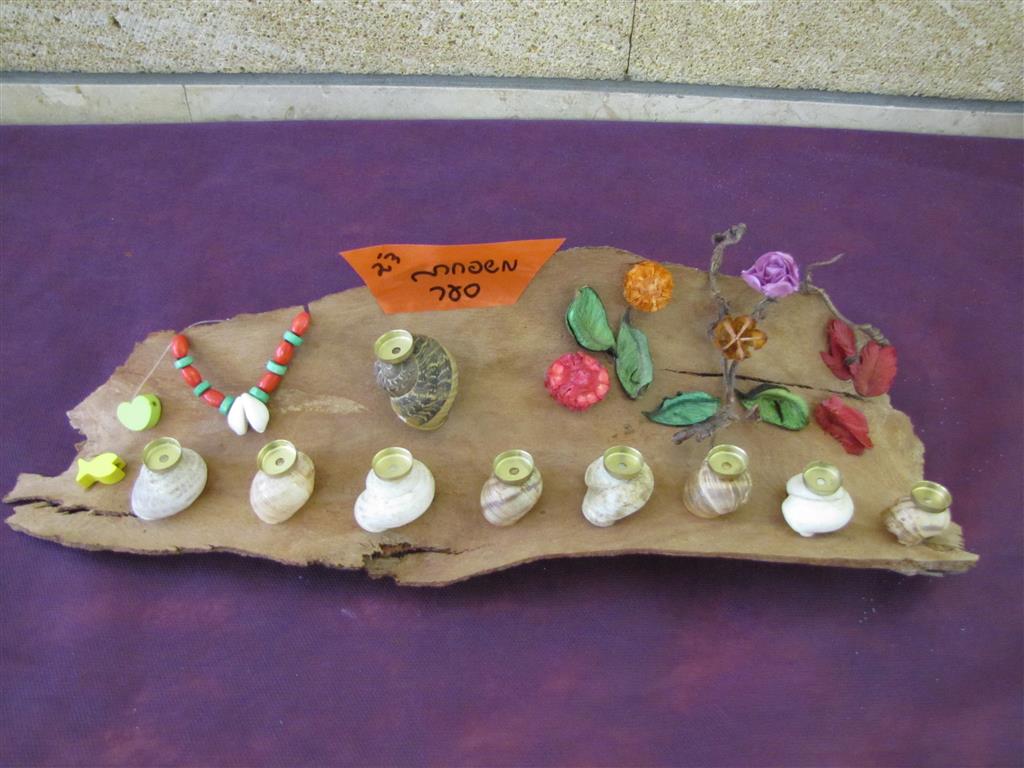 תלמידי בית ספר שיזף אור יהודה מעצבים חנוכיות, נרות, סביבונים וכדים בהלימה לערכים by אילן - Ourboox.com