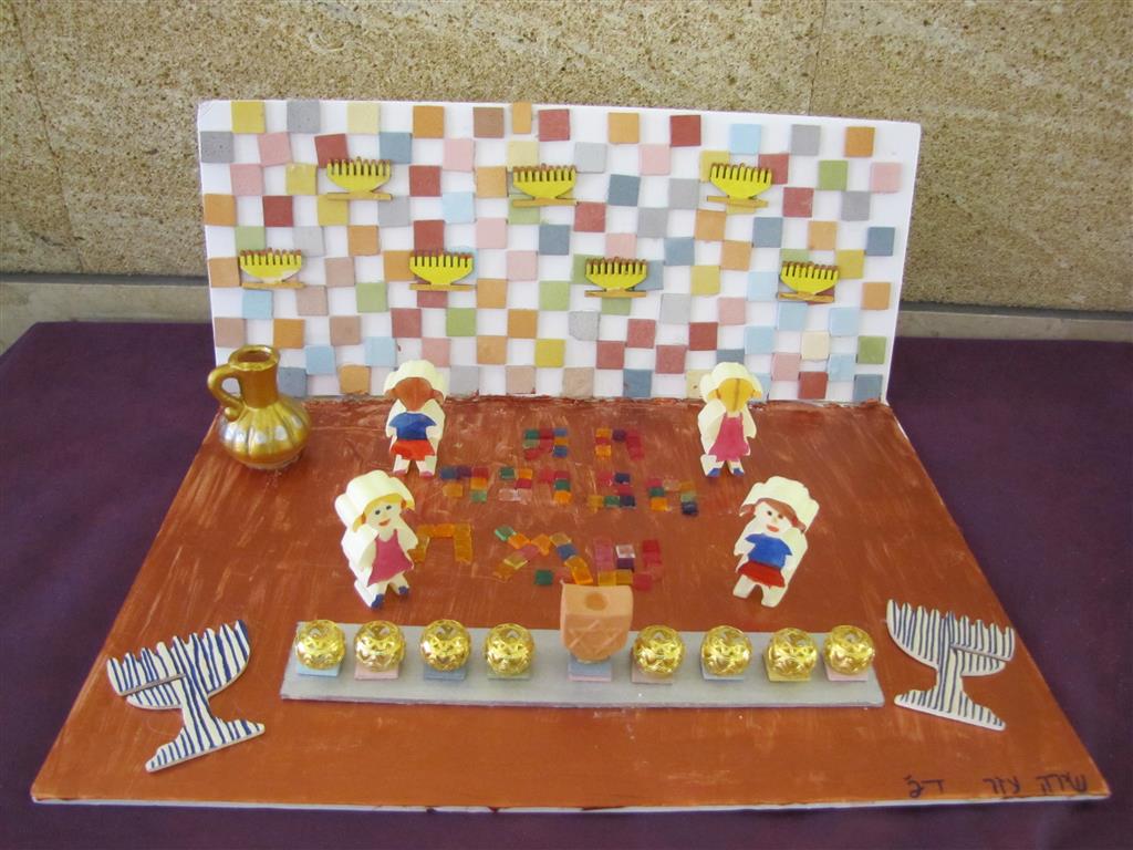 תלמידי בית ספר שיזף אור יהודה מעצבים חנוכיות, נרות, סביבונים וכדים בהלימה לערכים by אילן - Ourboox.com