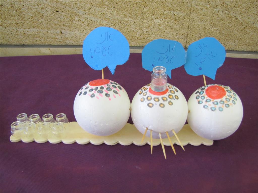 תלמידי בית ספר שיזף אור יהודה מעצבים חנוכיות, נרות, סביבונים וכדים בהלימה לערכים by אילן - Ourboox.com