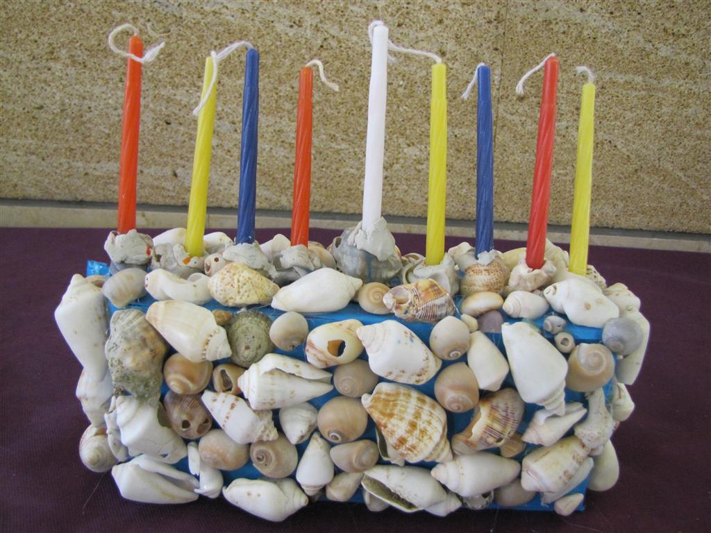 תלמידי בית ספר שיזף אור יהודה מעצבים חנוכיות, נרות, סביבונים וכדים בהלימה לערכים by אילן - Ourboox.com