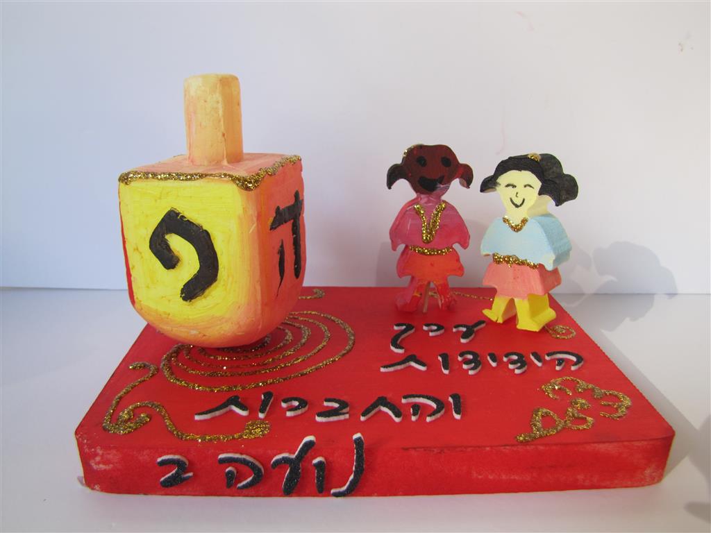 תלמידי בית ספר שיזף אור יהודה מעצבים חנוכיות, נרות, סביבונים וכדים בהלימה לערכים by אילן - Ourboox.com