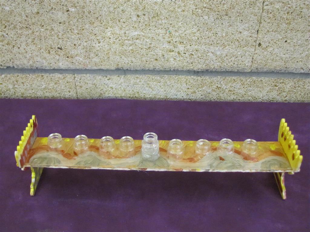 תלמידי בית ספר שיזף אור יהודה מעצבים חנוכיות, נרות, סביבונים וכדים בהלימה לערכים by אילן - Ourboox.com