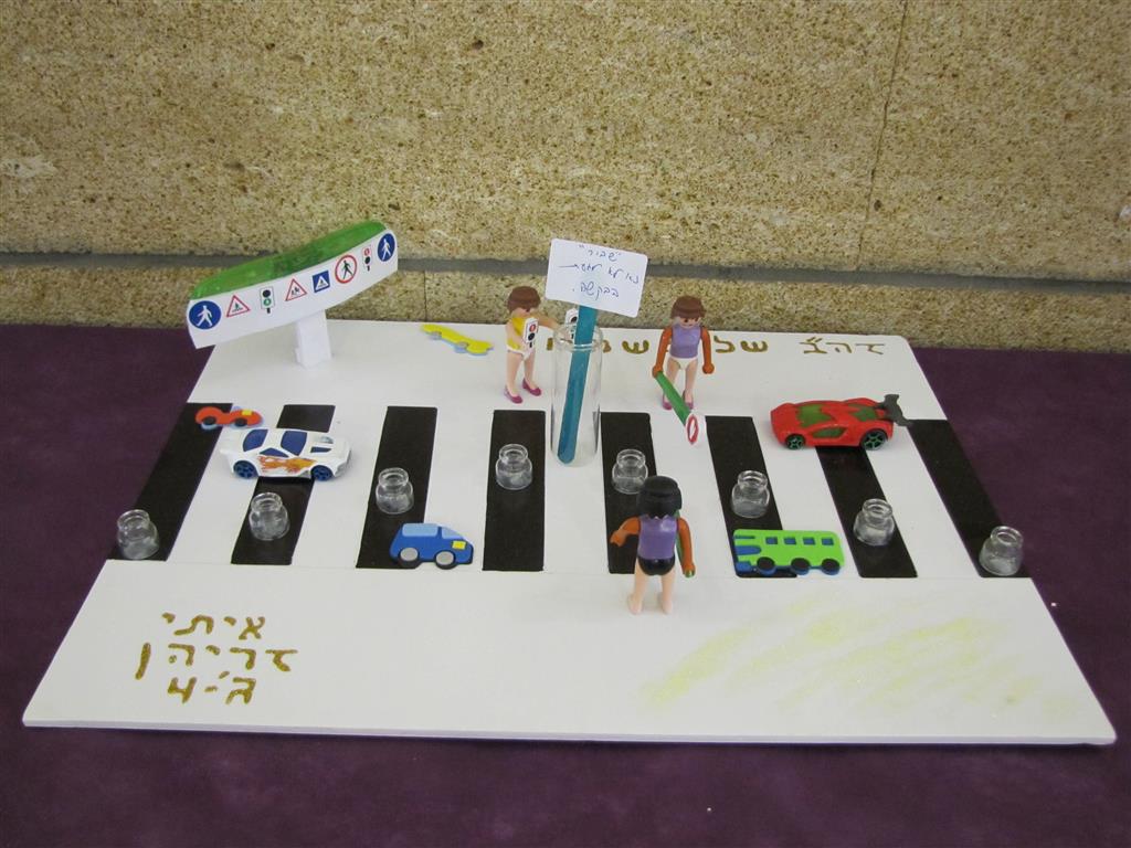 תלמידי בית ספר שיזף אור יהודה מעצבים חנוכיות, נרות, סביבונים וכדים בהלימה לערכים by אילן - Ourboox.com