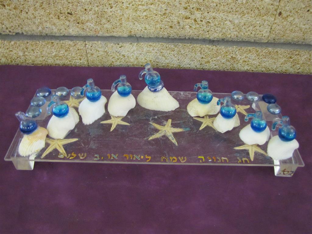 תלמידי בית ספר שיזף אור יהודה מעצבים חנוכיות, נרות, סביבונים וכדים בהלימה לערכים by אילן - Ourboox.com