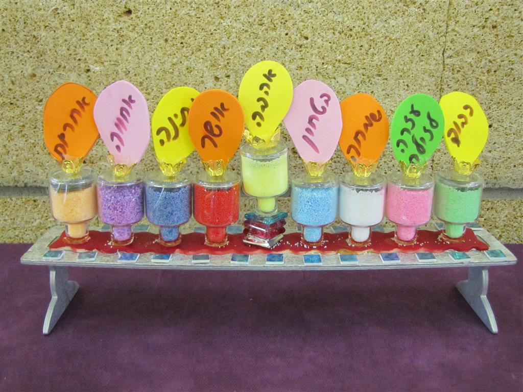 תלמידי בית ספר שיזף אור יהודה מעצבים חנוכיות, נרות, סביבונים וכדים בהלימה לערכים by אילן - Ourboox.com