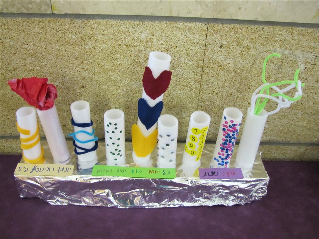 תלמידי בית ספר שיזף אור יהודה מעצבים חנוכיות, נרות, סביבונים וכדים בהלימה לערכים by אילן - Ourboox.com