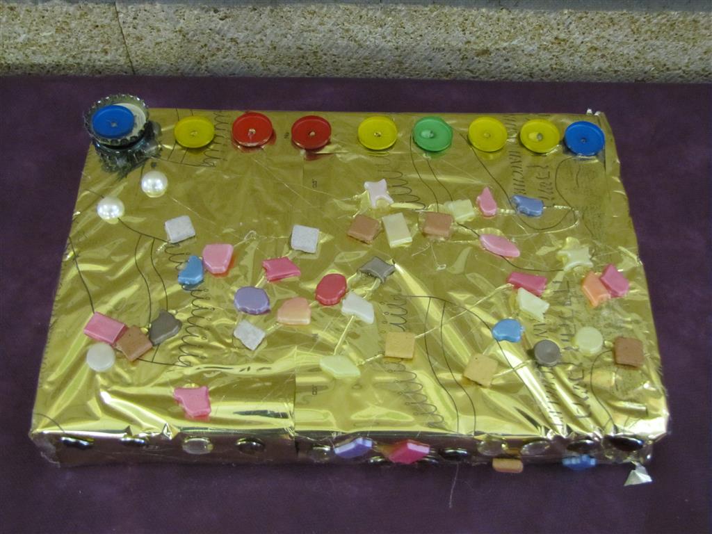 תלמידי בית ספר שיזף אור יהודה מעצבים חנוכיות, נרות, סביבונים וכדים בהלימה לערכים by אילן - Ourboox.com