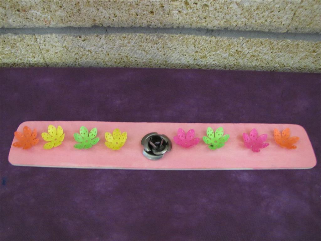 תלמידי בית ספר שיזף אור יהודה מעצבים חנוכיות, נרות, סביבונים וכדים בהלימה לערכים by אילן - Ourboox.com