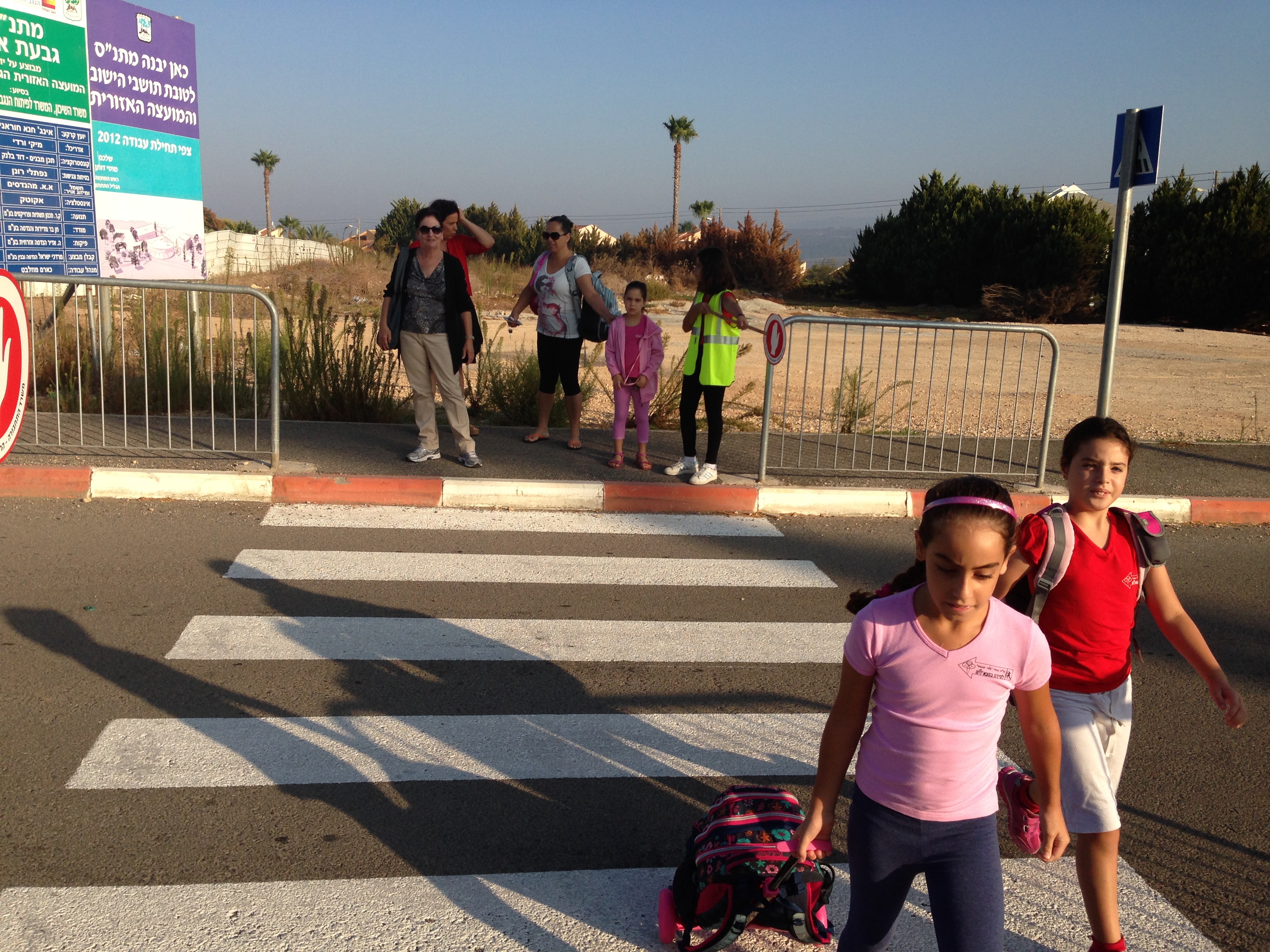 העצים שלנו by sarit arish - Illustrated by תלמידי כיתה א