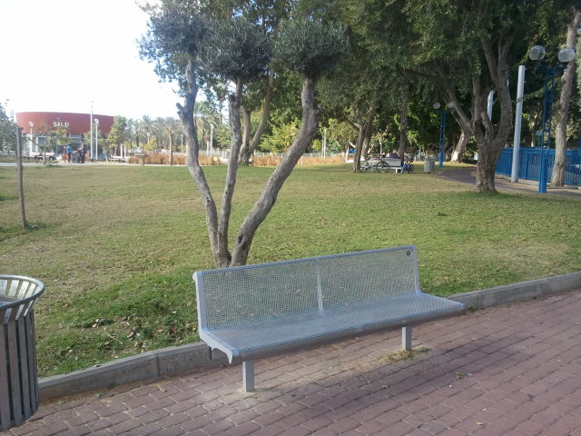 ספסלים בעיר חולון והשוואתם למקומות אחרים. by odeya - Ourboox.com